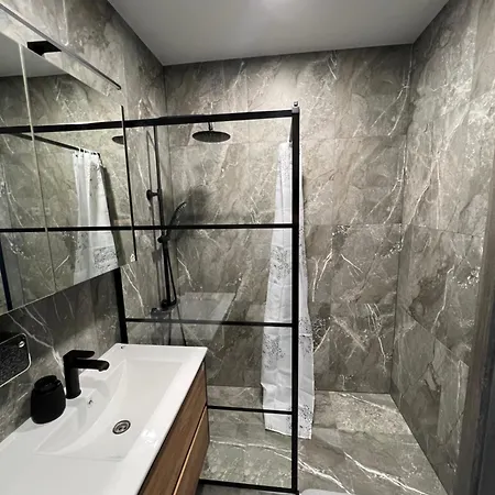 Cozy Place Near Old Town *